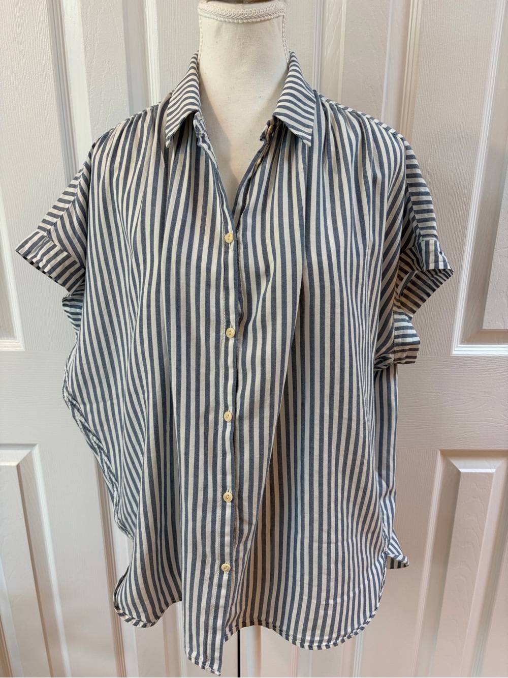 Madewell Blue and White Central Vertical Stripe Button Up Shirt Size M E8989
